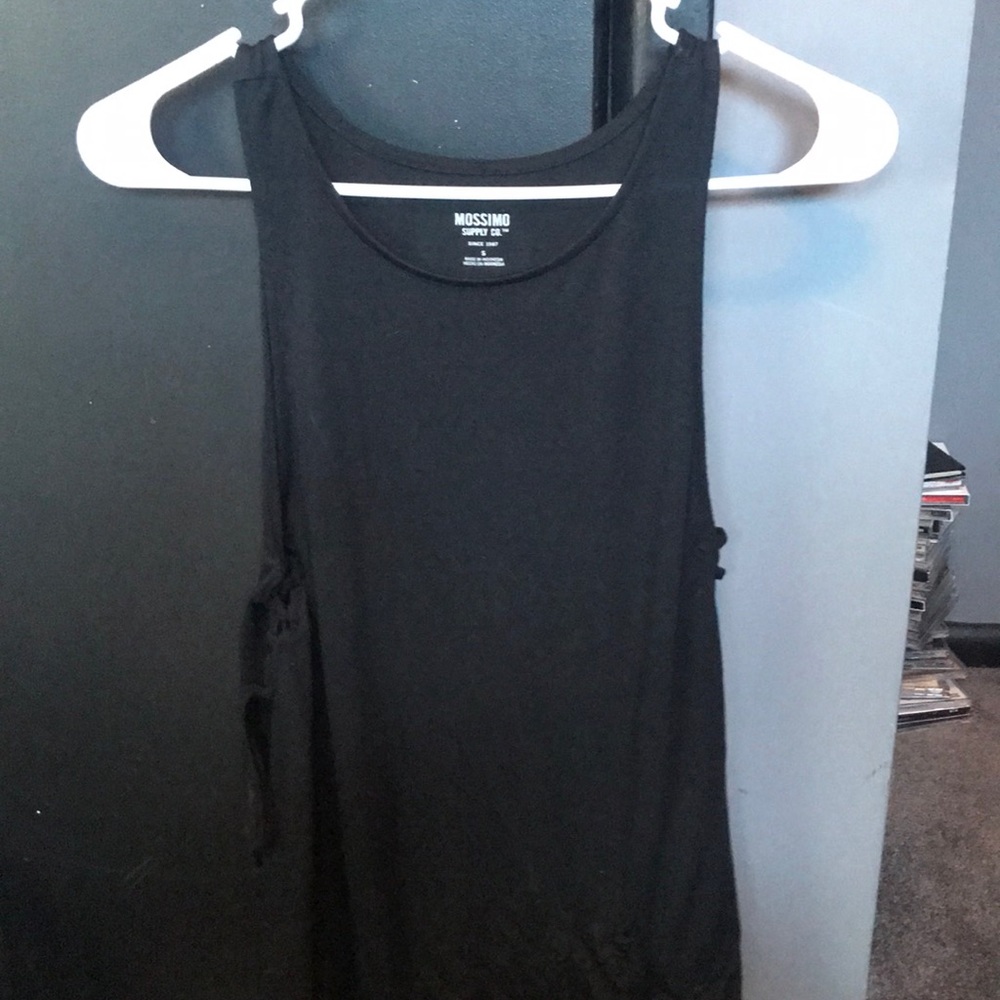 BLACK TANK TOP WITH UNIQUE TIES ON BOTH SIDES